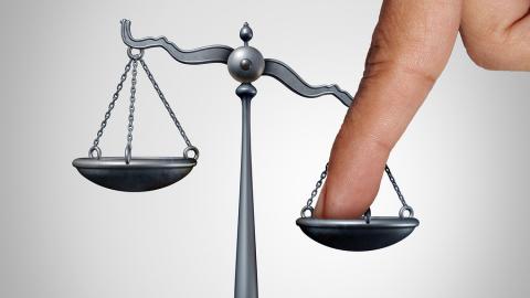 bigstock-Tip-The-Scales-Of-Justice-Conc-228468664.jpg Miniatuurvoorbeeld