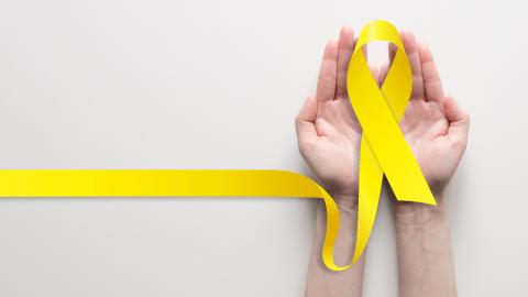 bigstock-Two-Hands-Holding-Yellow-Ribbo-256580797.jpg Miniatuurvoorbeeld