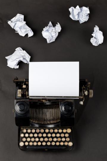 bigstock-Vintage-Typewriter-Top-Down-Fl-253660066.jpg Miniatuurvoorbeeld